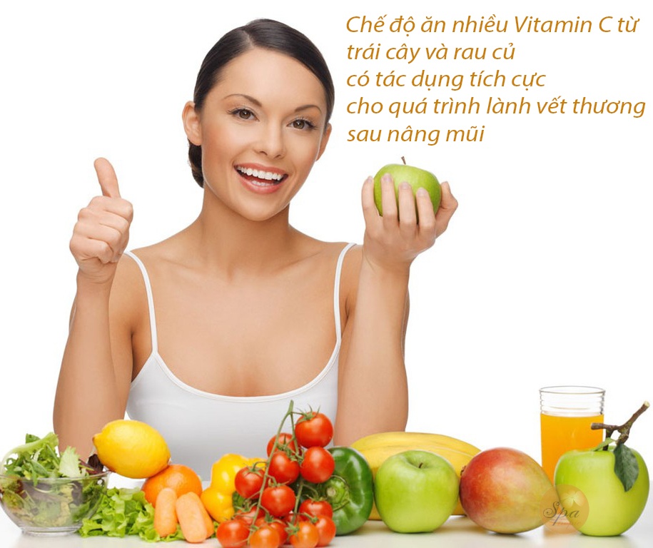 Rau củ và trái cây được các chuyên gia khuyên dùng cho người sau nâng mũi bởi chúng rất giàu Vitamin C