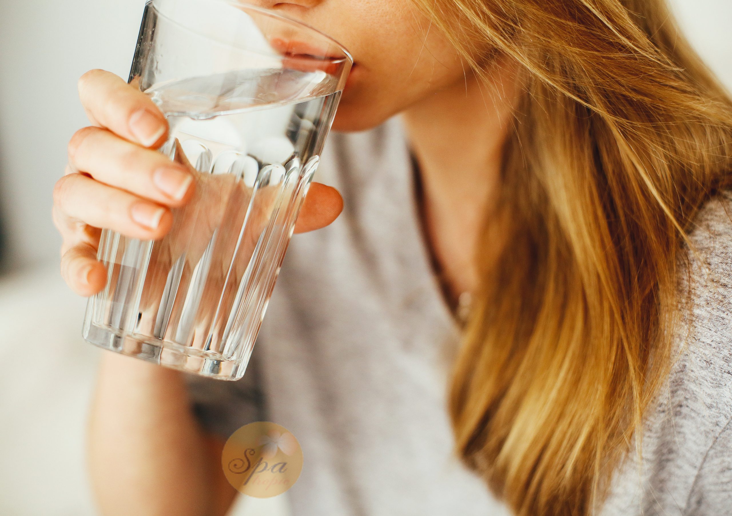 Nên uống đủ nước mỗi ngày để hỗ trợ trị mụn nhanh chóng hơn