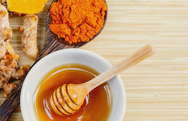 Hỗn hợp bột nghệ và mật ong giúp trị bệnh viêm nang lông vùng kín